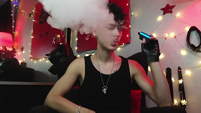 Joseph  Quinn online show from December 27, 3:48 pm