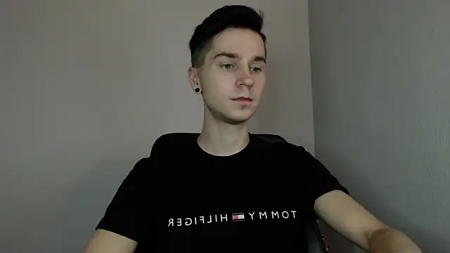 Joseph  Quinn online show from January 9, 11:14 am