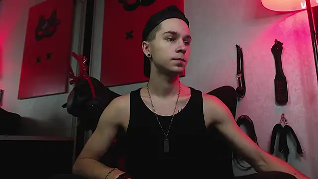 Joseph  Quinn online show from January 14, 9:02 am