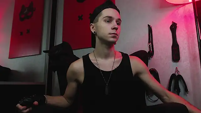 Joseph  Quinn online show from January 14, 12:03 pm