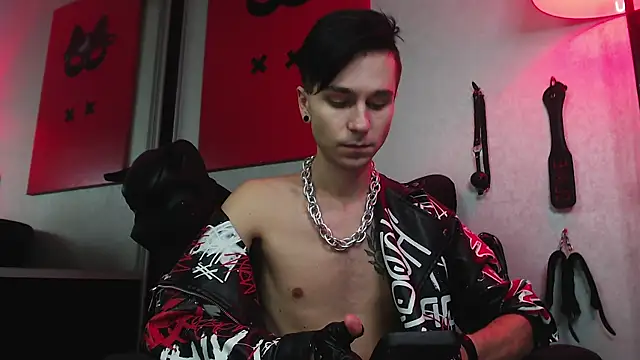 Joseph  Quinn online show from January 20, 12:39 pm