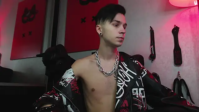 Joseph  Quinn online show from January 24, 10:53 am