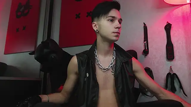 Joseph  Quinn online show from January 25, 11:02 am