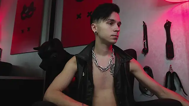 Joseph  Quinn online show from January 26, 6:06 pm