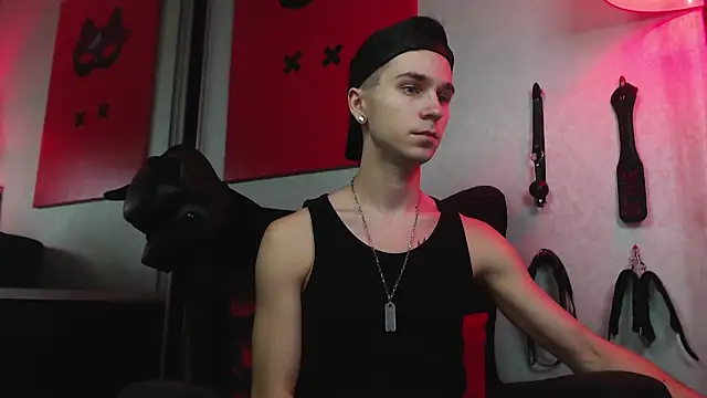 Joseph  Quinn online show from January 28, 12:22 pm