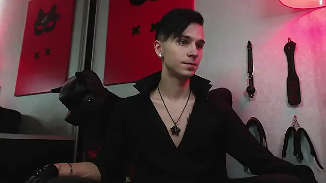 Joseph  Quinn online show from February 4, 11:05 am