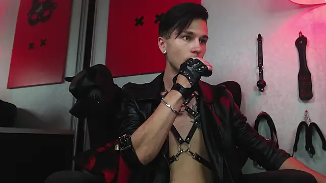 Joseph  Quinn online show from February 20, 12:15 pm