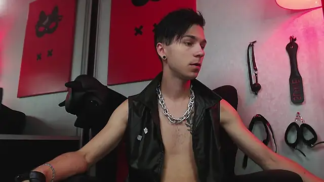 Joseph  Quinn online show from February 26, 8:48 am