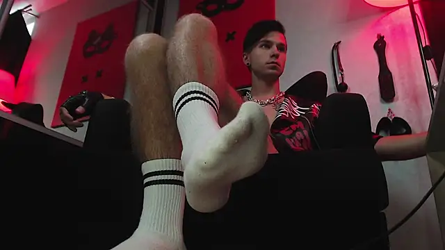 Joseph  Quinn online show from February 28, 11:25 am