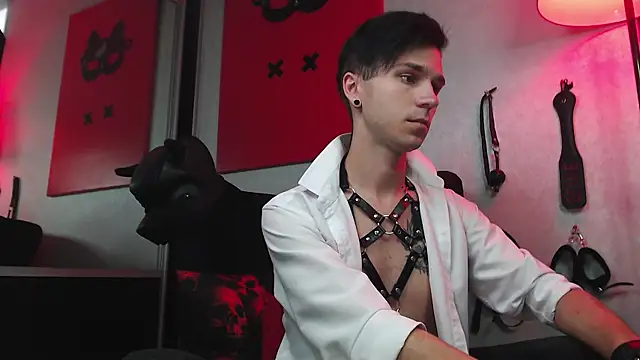 Joseph  Quinn online show from March 1, 10:55 am