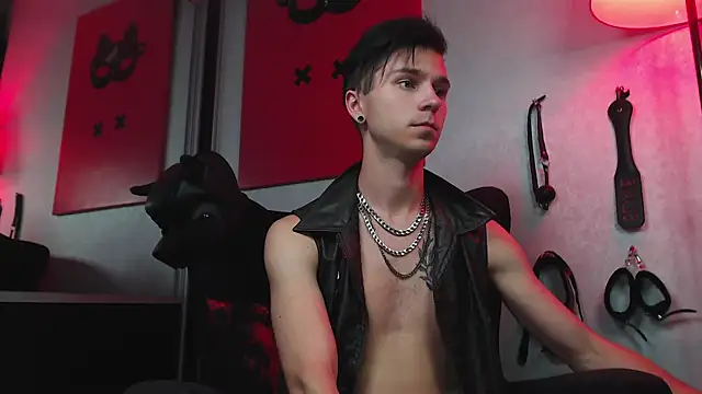 Joseph  Quinn online show from March 2, 5:14 pm