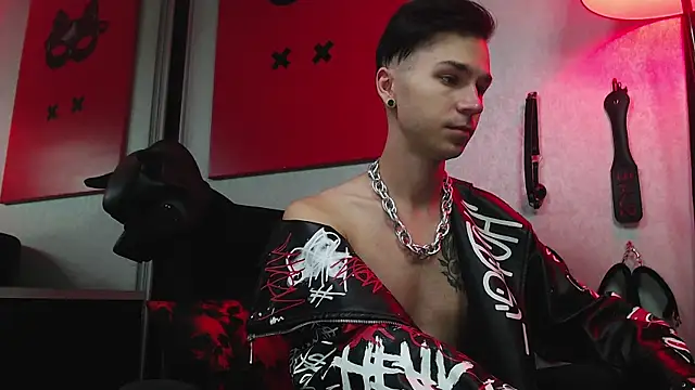 Joseph  Quinn online show from March 10, 8:04 am