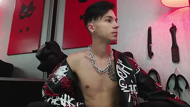 Joseph  Quinn online show from March 15, 8:04 am