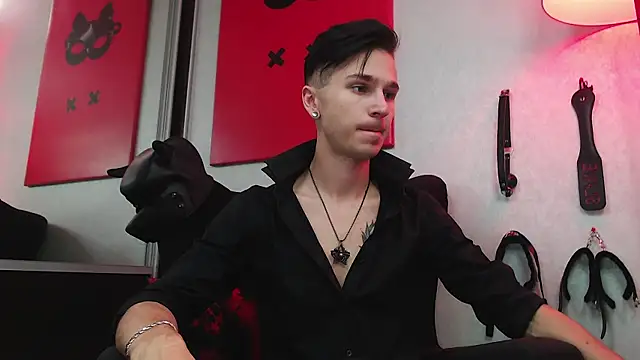 Joseph  Quinn online show from March 17, 9:55 am