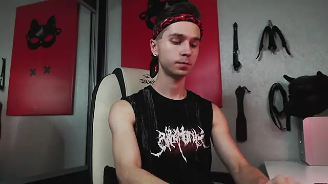 Joseph  Quinn online show from September 19, 8:49 am