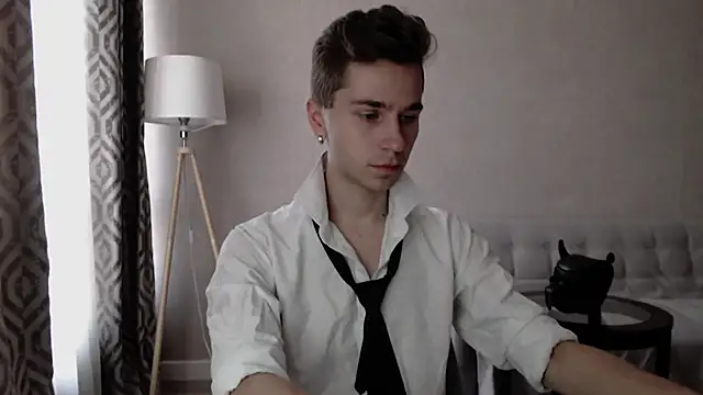 Joseph  Quinn online show from September 30, 5:01 am