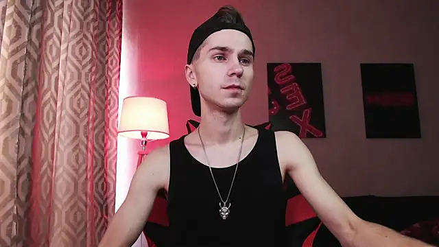 Joseph  Quinn online show from October 18, 8:26 am