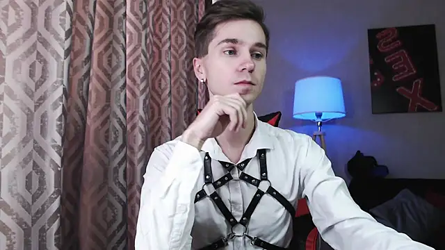 Joseph  Quinn online show from November 7, 5:29 am