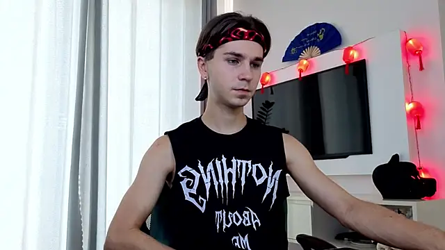 Joseph  Quinn online show from April 10, 1:22 am