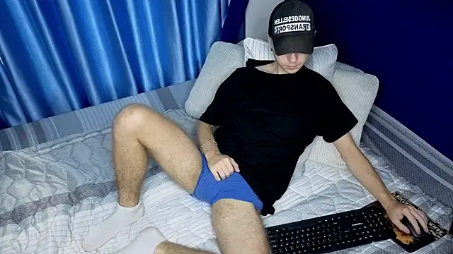 Joseph  Quinn online show from April 25, 7:22 am