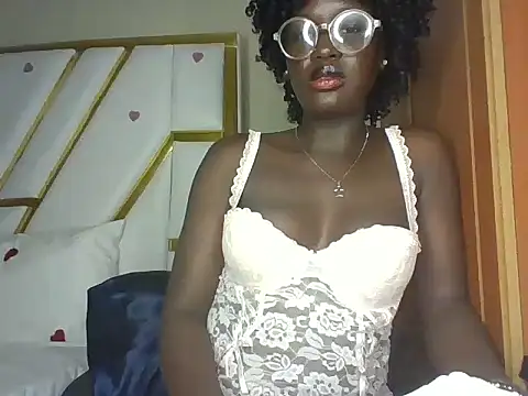 cutesmiling online show from March 13, 5:33 am