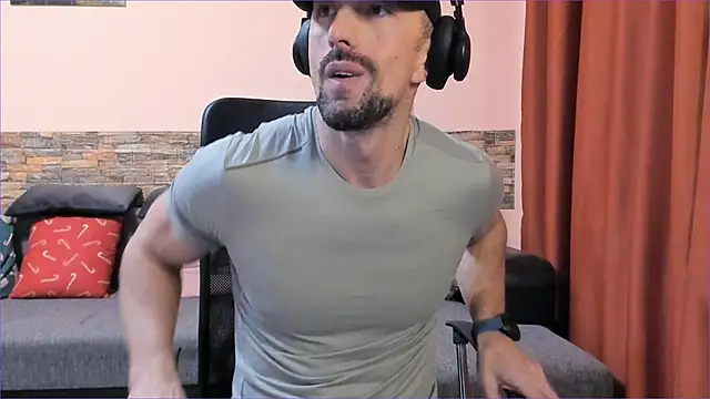 HotHunkTrainer online show from February 24, 5:20 pm