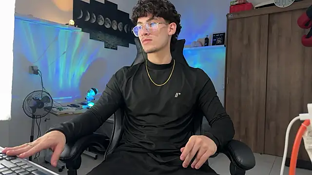 Kisan Smith online show from March 4, 1:33 am