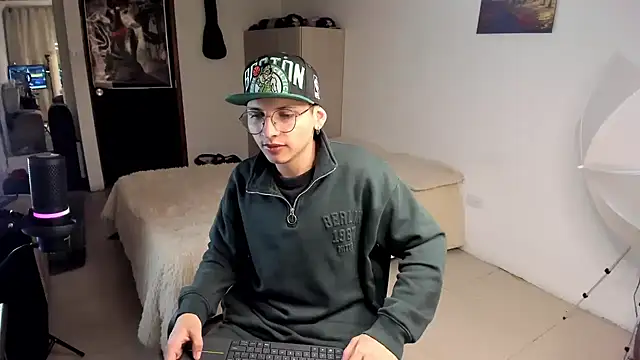 Snapshot of a_lejandro_0_8 chatting on December 14, 1:06 am a lejandro 0 8 online show from December 14, 1:06 am