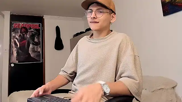 Snapshot of a_lejandro_0_8 chatting on December 24, 9:39 am a lejandro 0 8 online show from December 24, 9:39 am