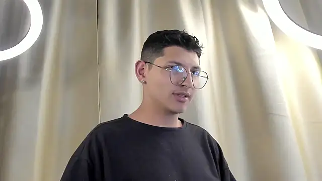 Snapshot of a_lejandro_0_8 chatting on February 6, 8:07 am a lejandro 0 8 online show from February 6, 8:07 am