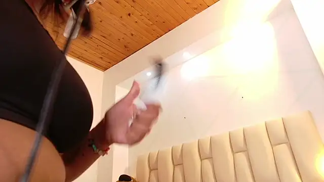 lia mariana online show from September 14, 11:59 pm