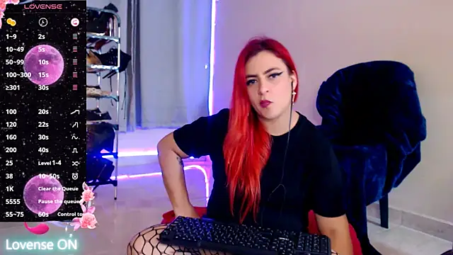 Snapshot of violetaredbitch chatting on February 20, 3:23 am violetaredbitch online show from February 20, 3:23 am