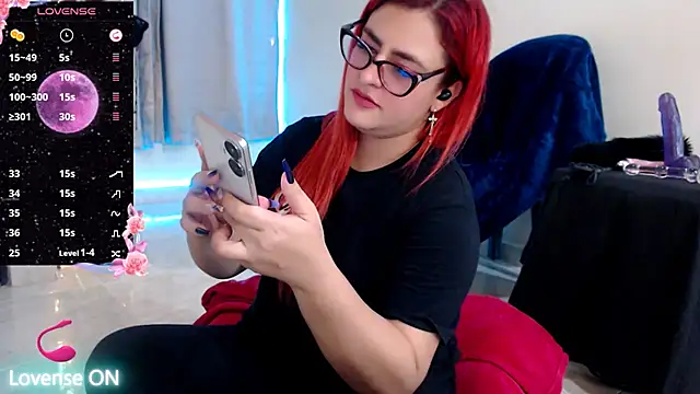 Snapshot of violetaredbitch chatting on February 20, 10:48 pm violetaredbitch online show from February 20, 10:48 pm