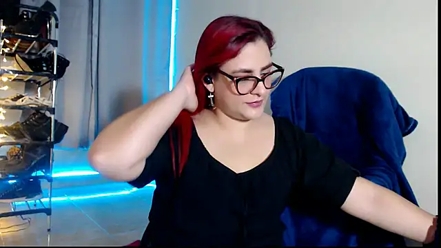 Snapshot of violetaredbitch chatting on March 11, 5:27 am violetaredbitch online show from March 11, 5:27 am