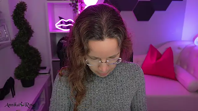 AnnikaRose online show from February 5, 8:30 am