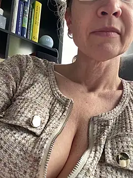 AnnikaRose online show from April 1, 11:33 am