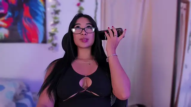 Snapshot of BellaHarllow chatting on December 6, 1:40 am BellaHarllow online show from December 6, 1:40 am