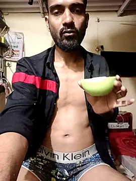 Snapshot of saggy1218 chatting on February 26, 12:31 am saggy1218 online show from February 26, 12:31 am