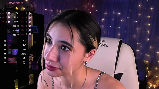 Snapshot of DarlaLike chatting on December 4, 7:06 am DarlaLike online show from December 4, 7:06 am