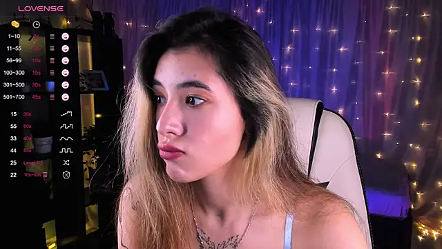 Snapshot of DarlaLike chatting on December 6, 3:52 am DarlaLike online show from December 6, 3:52 am