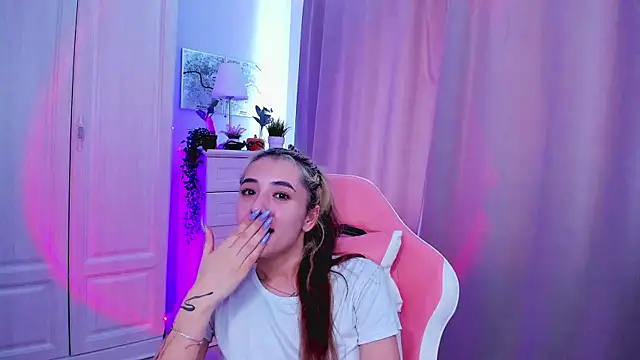 Snapshot of DarlaLike chatting on February 22, 8:29 am DarlaLike online show from February 22, 8:29 am