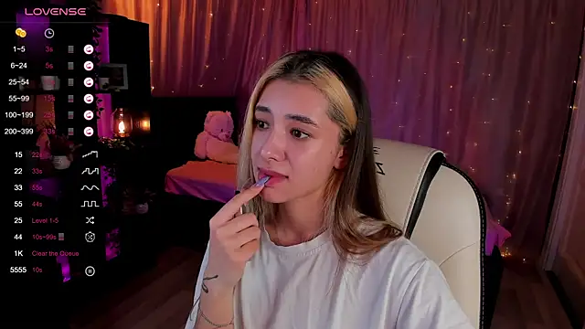 Snapshot of DarlaLike chatting on March 3, 8:49 am DarlaLike online show from March 3, 8:49 am