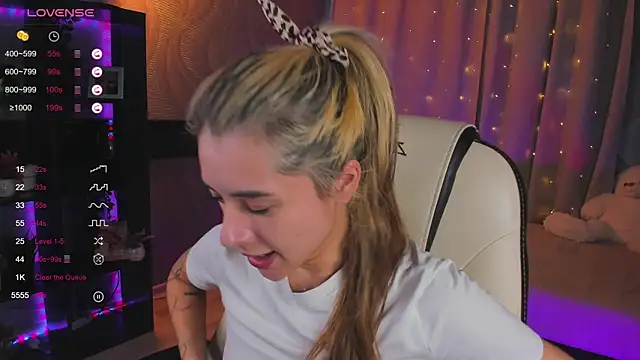 Snapshot of DarlaLike chatting on March 7, 7:41 am DarlaLike online show from March 7, 7:41 am