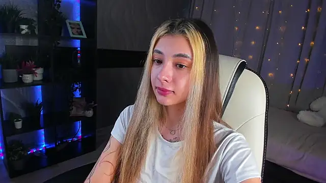 Snapshot of DarlaLike chatting on March 15, 4:35 am DarlaLike online show from March 15, 4:35 am