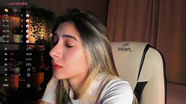 Snapshot of DarlaLike chatting on October 3, 4:09 am DarlaLike online show from October 3, 4:09 am