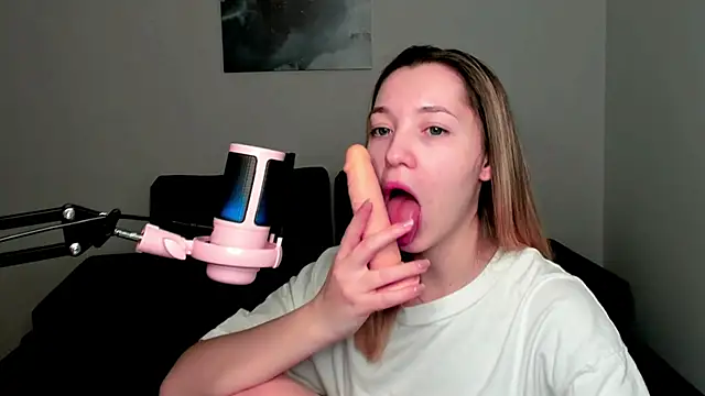 MiaThaine online show from January 14, 2:40 am