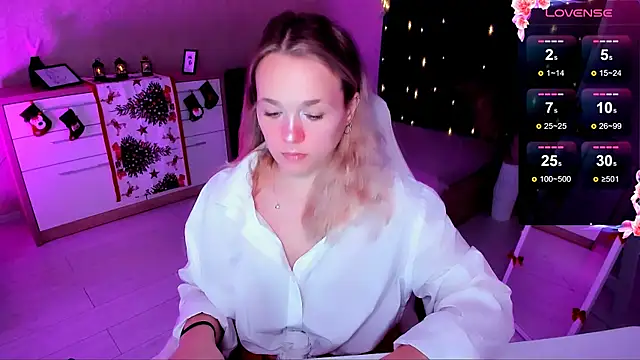 Snapshot of SherillBrill chatting on December 28, 7:44 am SherillBrill online show from December 28, 7:44 am