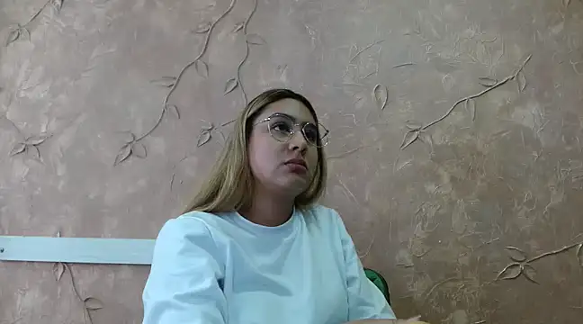 Miabonnett  online show from March 18, 6:15 pm