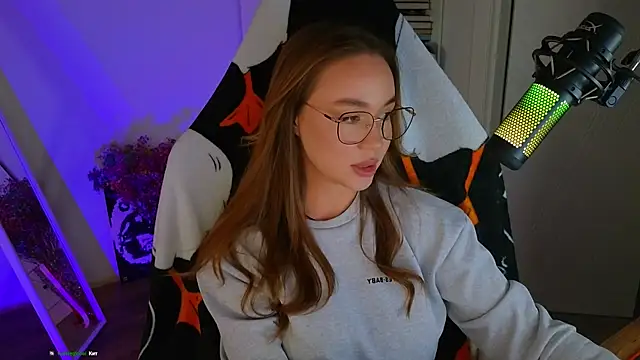 Snapshot of Emili1- chatting on March 18, 12:36 pm Emili1- online show from March 18, 12:36 pm