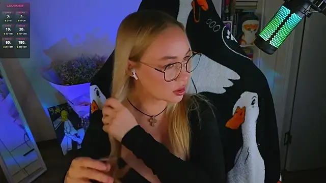 Snapshot of Emili1- chatting on September 10, 4:18 pm Emili1- online show from September 10, 4:18 pm